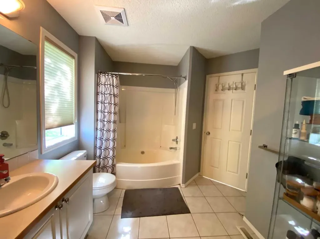 10 Elgin Drive SE Calgary AB T2Z 3Y7