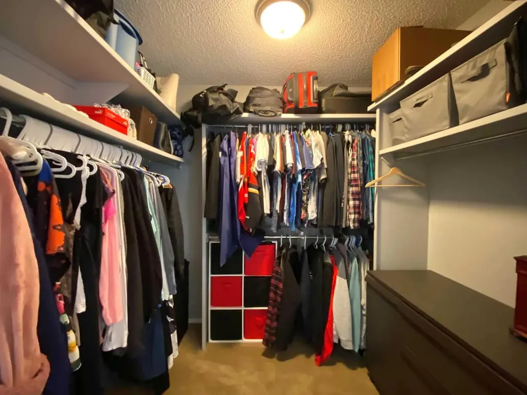 10 Elgin Drive SE Calgary AB T2Z 3Y7