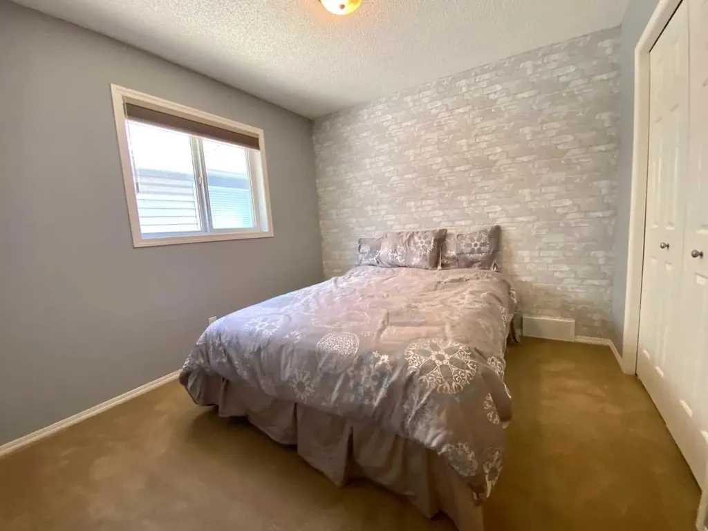 10 Elgin Drive SE Calgary AB T2Z 3Y7