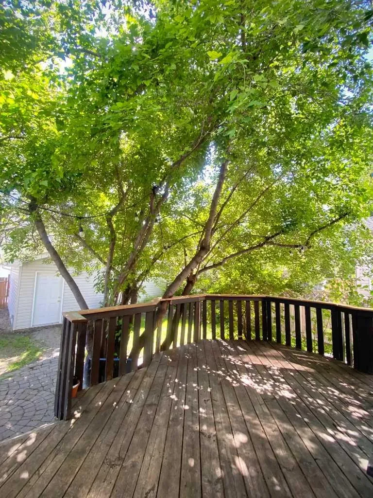 10 Elgin Drive SE Calgary AB T2Z 3Y7