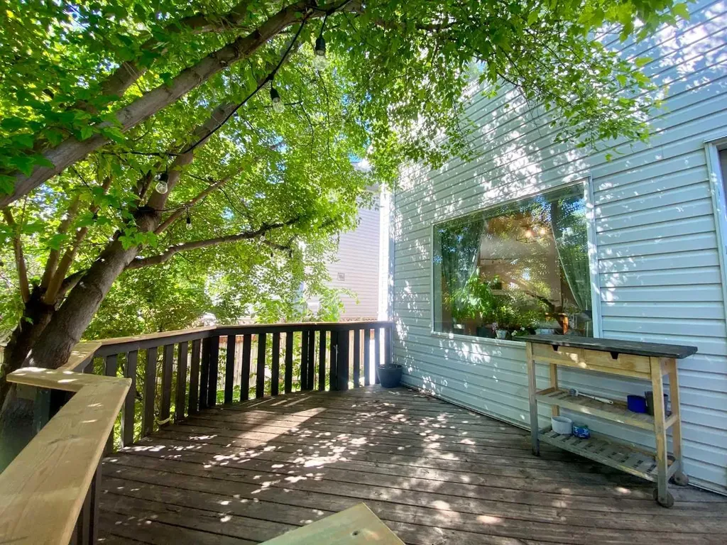 10 Elgin Drive SE Calgary AB T2Z 3Y7