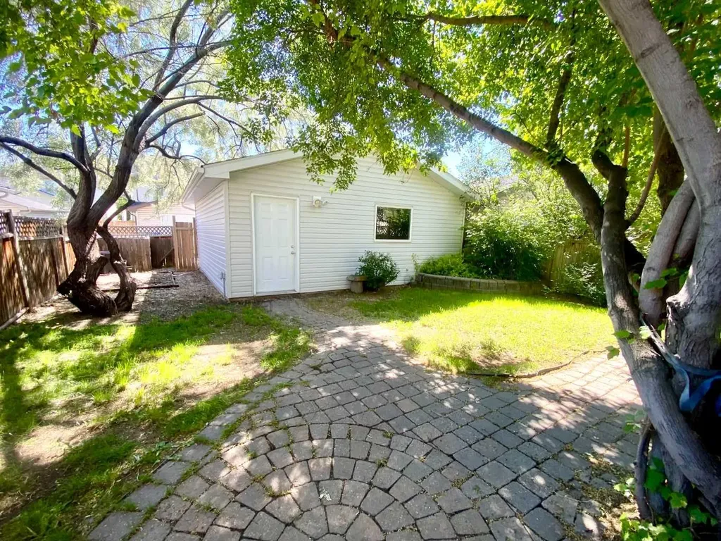 10 Elgin Drive SE Calgary AB T2Z 3Y7