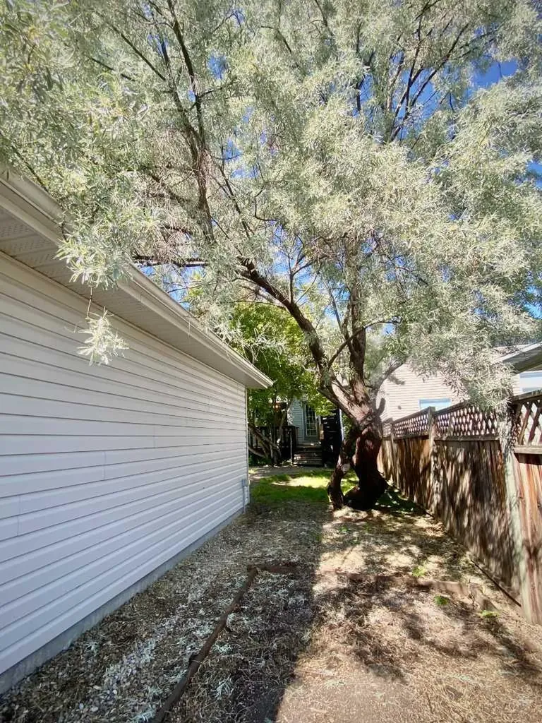 10 Elgin Drive SE Calgary AB T2Z 3Y7