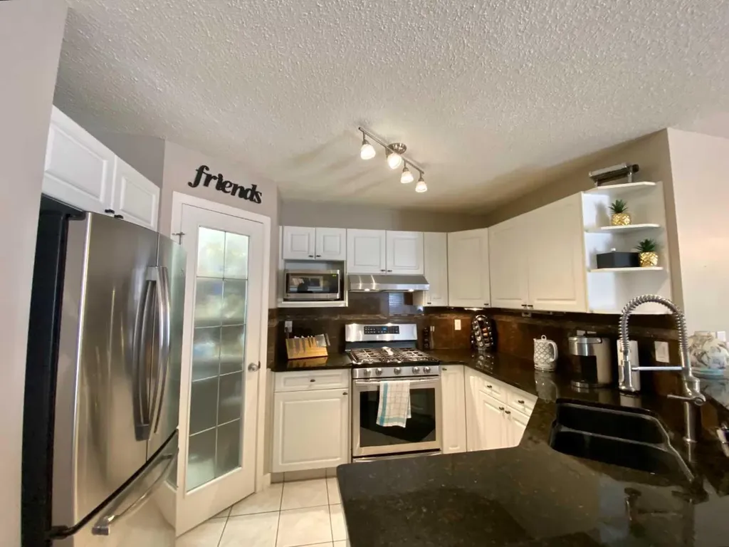 10 Elgin Drive SE Calgary AB T2Z 3Y7