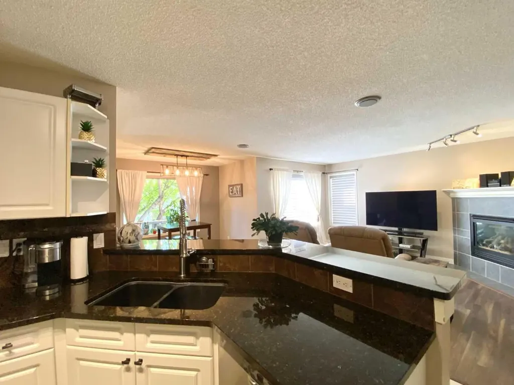 10 Elgin Drive SE Calgary AB T2Z 3Y7