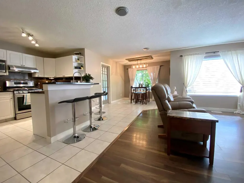 10 Elgin Drive SE Calgary AB T2Z 3Y7