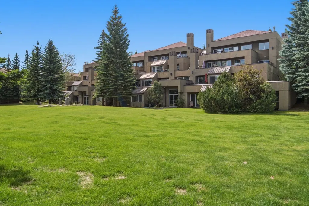 215 Village Terrace SW Calgary AB T3H 2L4