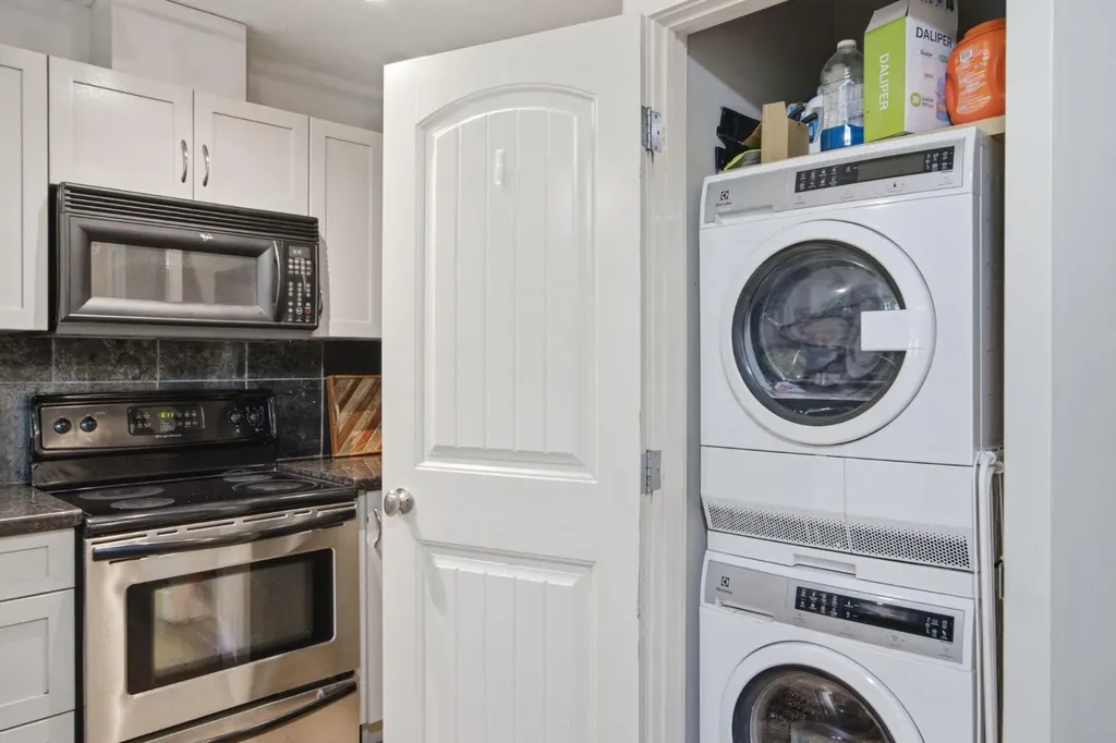 215 Village Terrace SW Calgary AB T3H 2L4