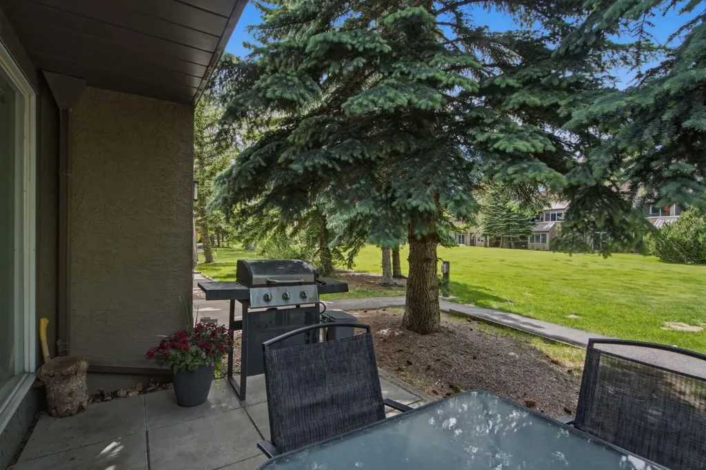 215 Village Terrace SW Calgary AB T3H 2L4