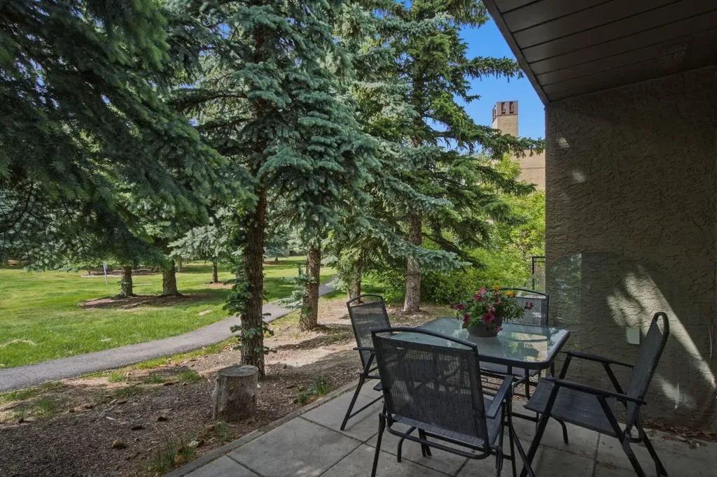 215 Village Terrace SW Calgary AB T3H 2L4