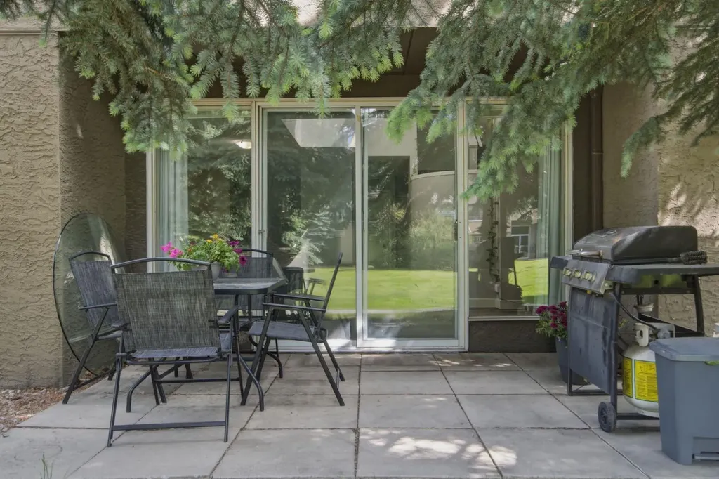 215 Village Terrace SW Calgary AB T3H 2L4