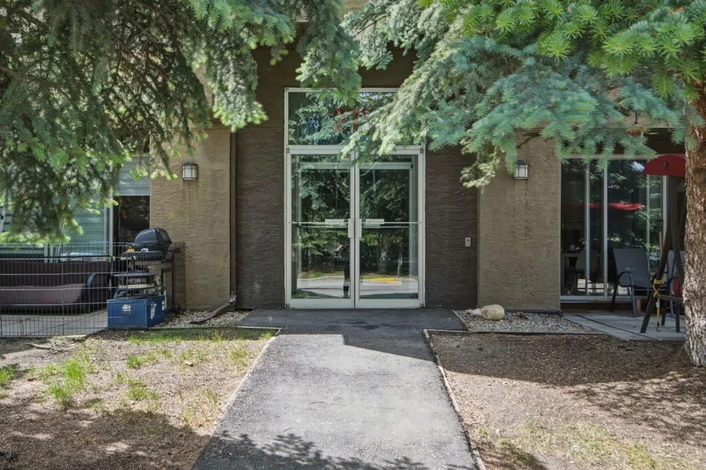 215 Village Terrace SW Calgary AB T3H 2L4
