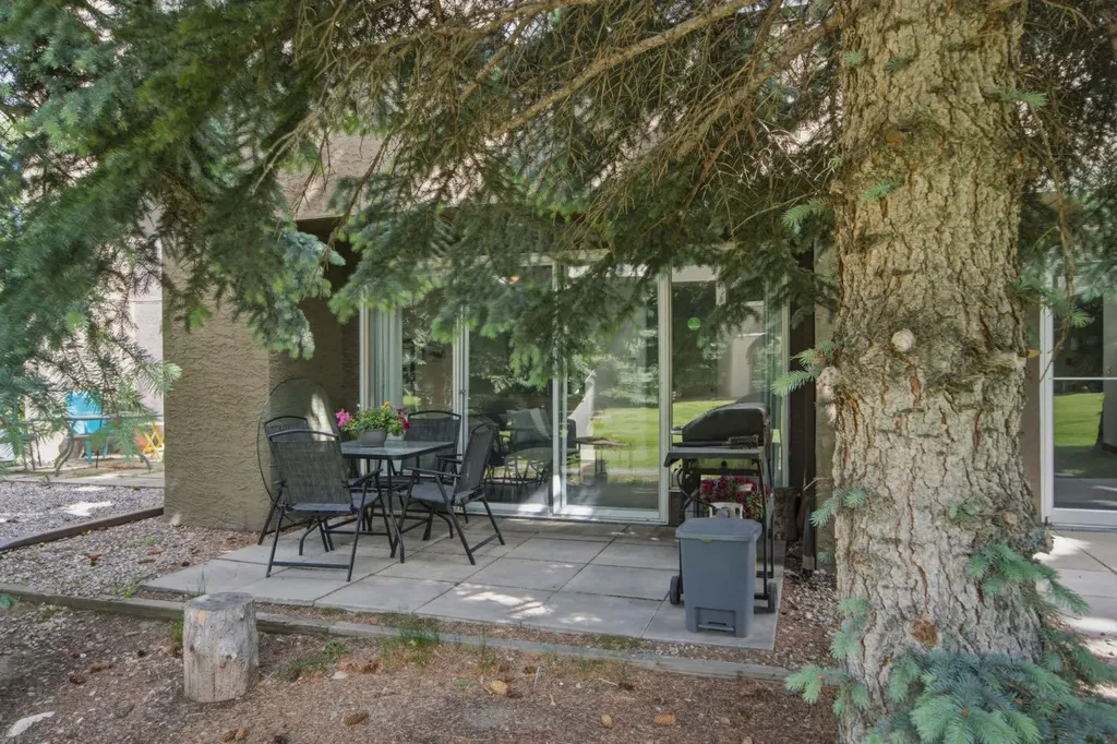 215 Village Terrace SW Calgary AB T3H 2L4