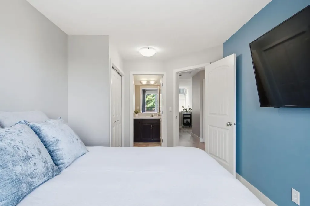 215 Village Terrace SW Calgary AB T3H 2L4