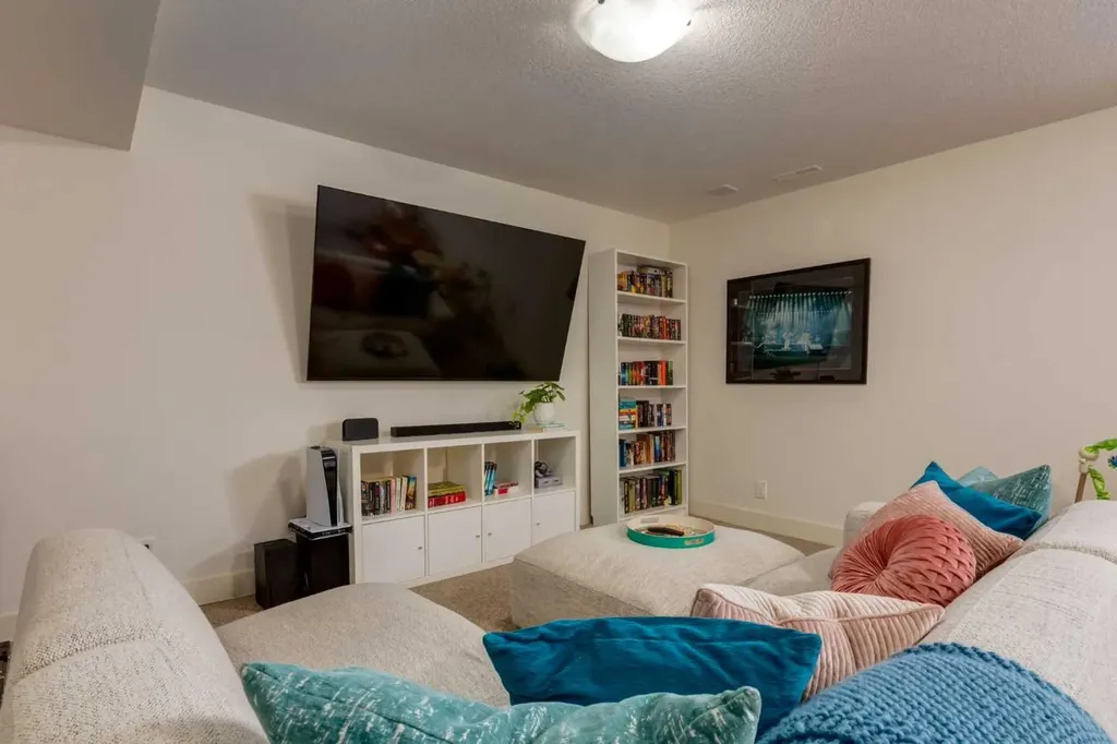 2421 1 Avenue NW Calgary AB T2N 0C1