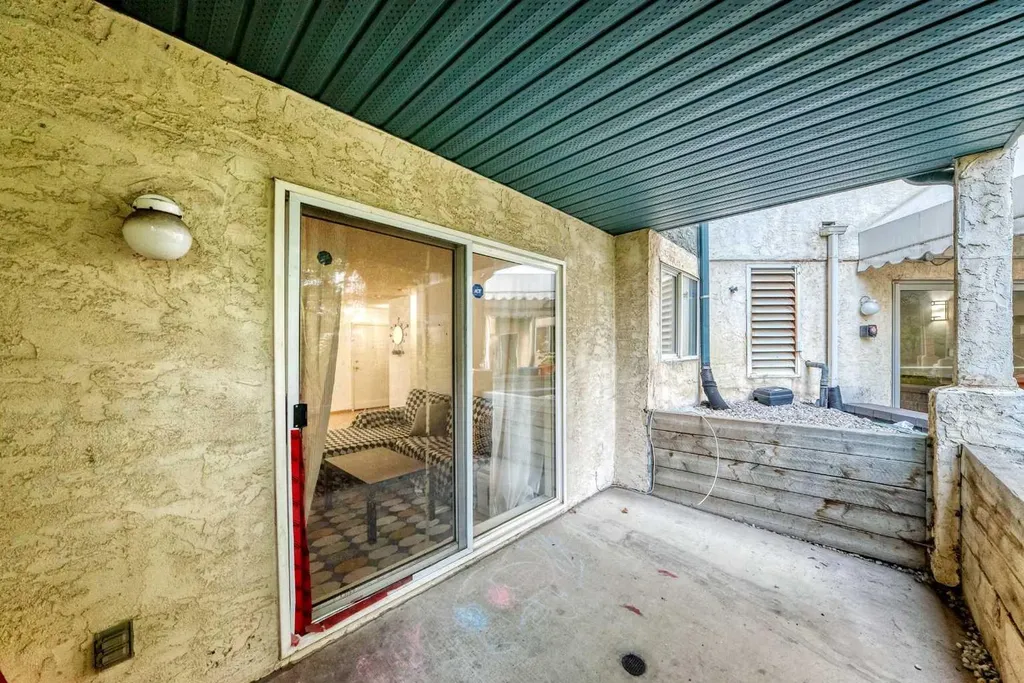 21 Dover Point SE Calgary AB T2B3J8