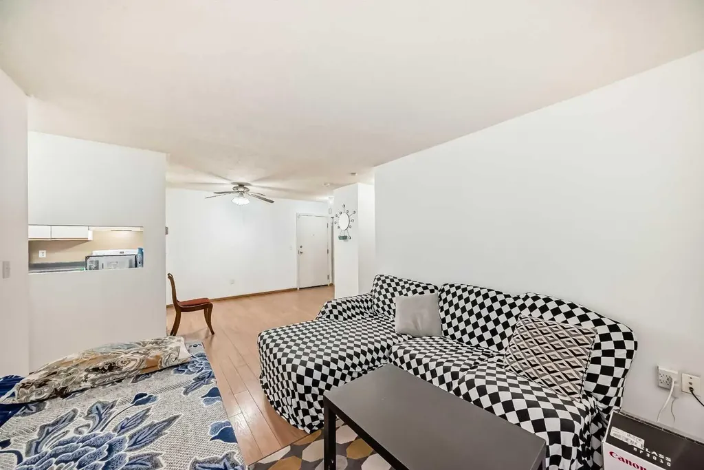 21 Dover Point SE Calgary AB T2B3J8