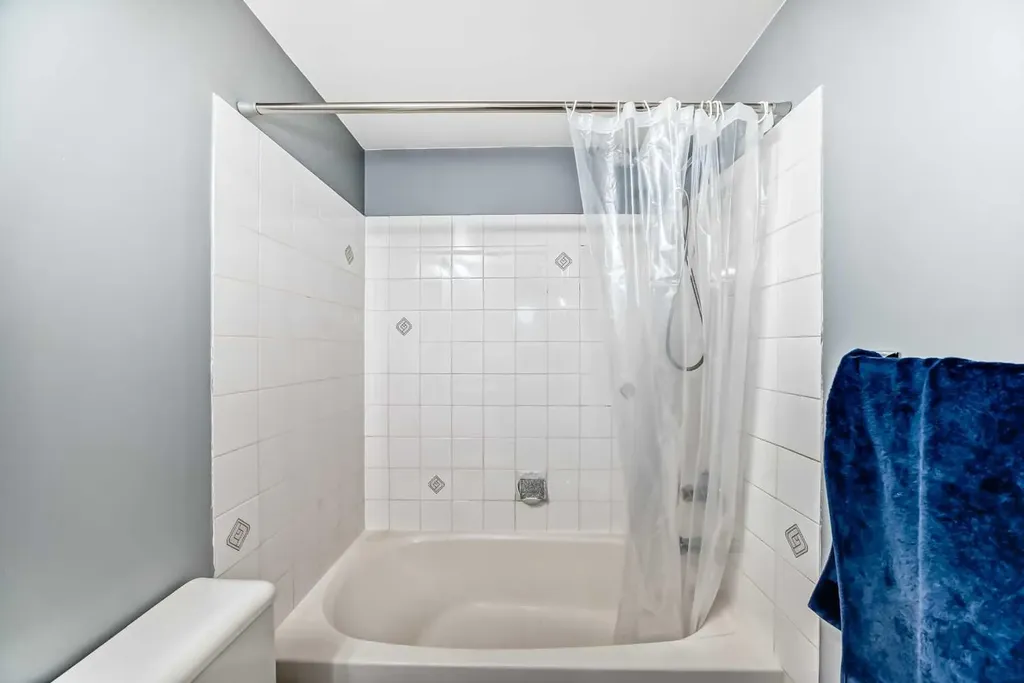 21 Dover Point SE Calgary AB T2B3J8