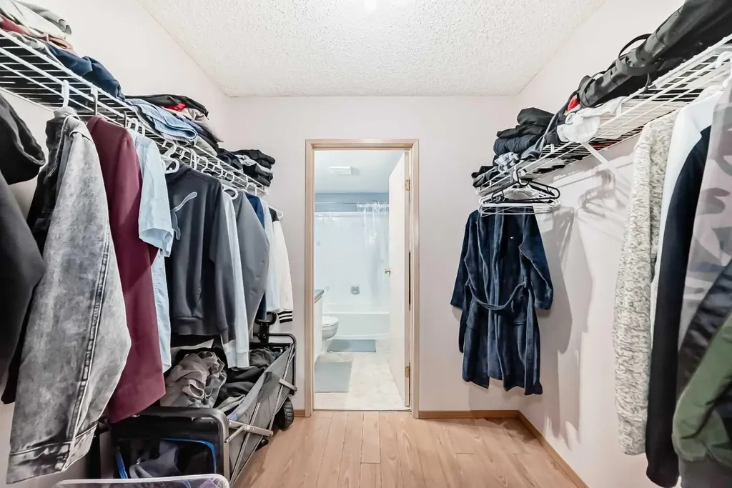 21 Dover Point SE Calgary AB T2B3J8