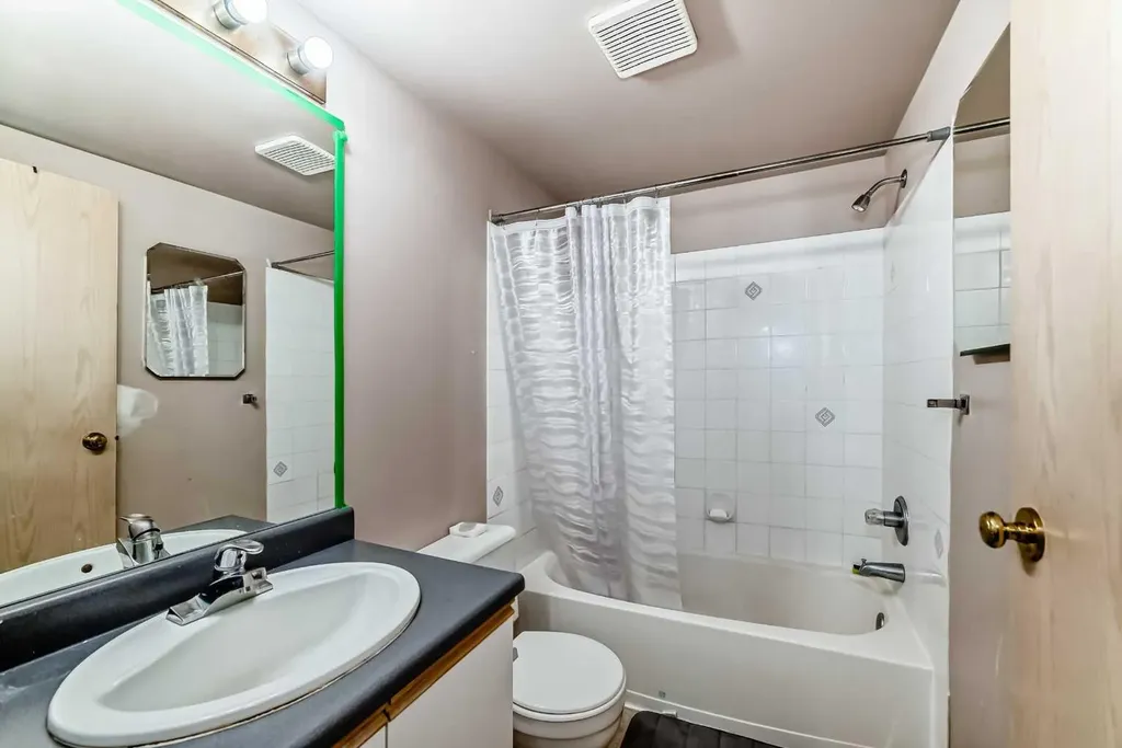 21 Dover Point SE Calgary AB T2B3J8