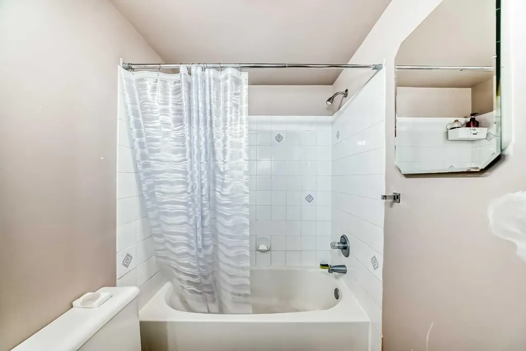 21 Dover Point SE Calgary AB T2B3J8