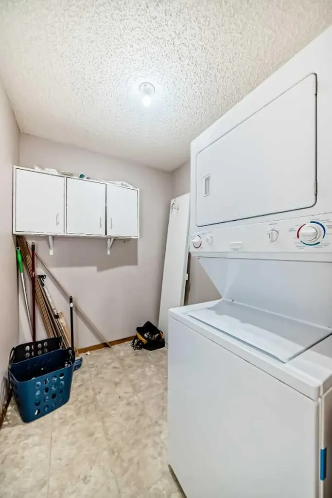 21 Dover Point SE Calgary AB T2B3J8