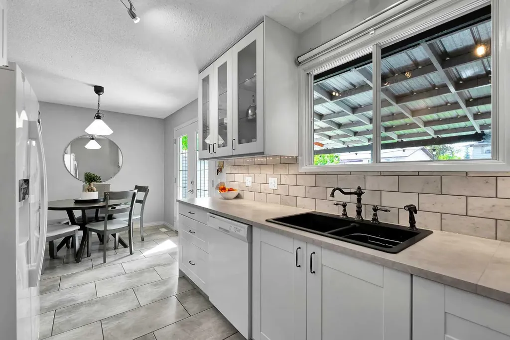 19 Templeton Bay NE Calgary AB T1Y 4l4