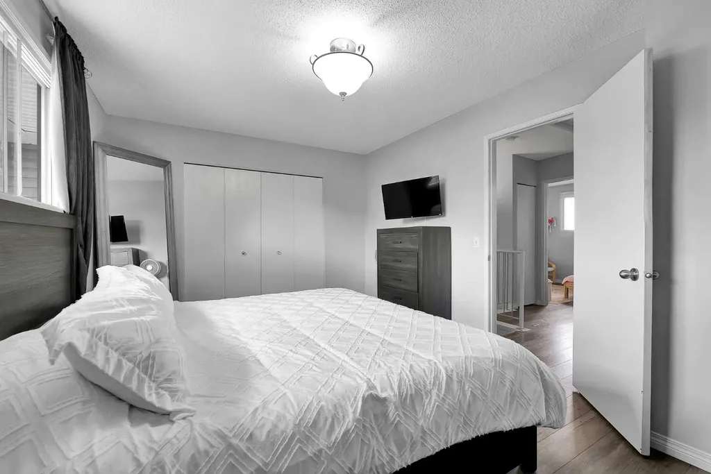 19 Templeton Bay NE Calgary AB T1Y 4l4