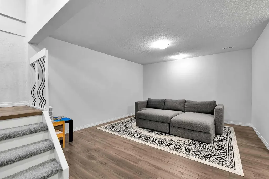 19 Templeton Bay NE Calgary AB T1Y 4l4
