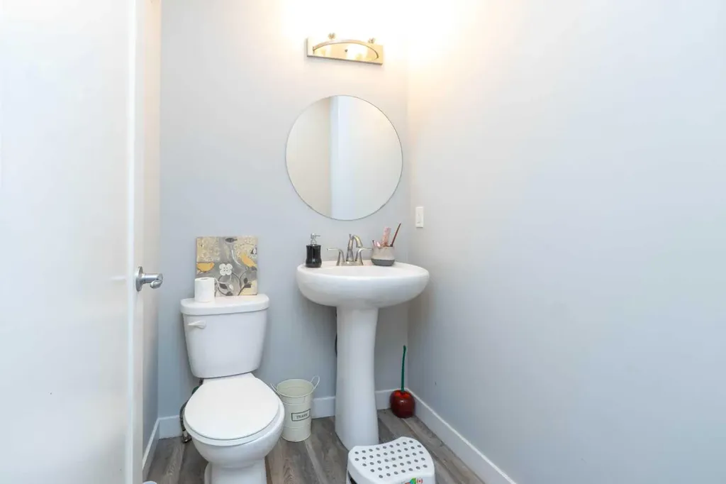 75 Ravensmoor Manor SE Airdrie AB T4A 0J7