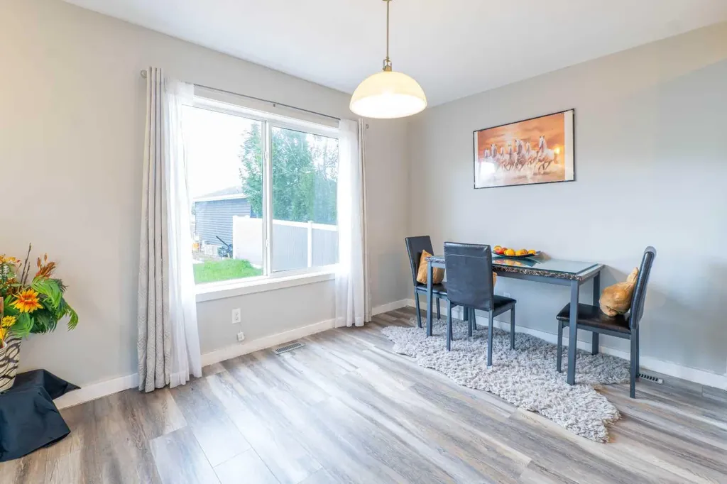 75 Ravensmoor Manor SE Airdrie AB T4A 0J7