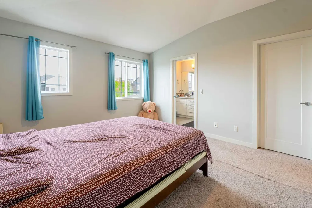 75 Ravensmoor Manor SE Airdrie AB T4A 0J7