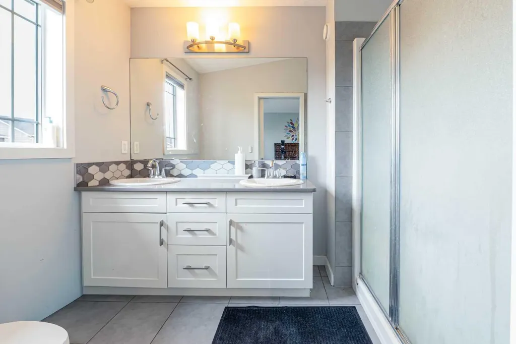 75 Ravensmoor Manor SE Airdrie AB T4A 0J7