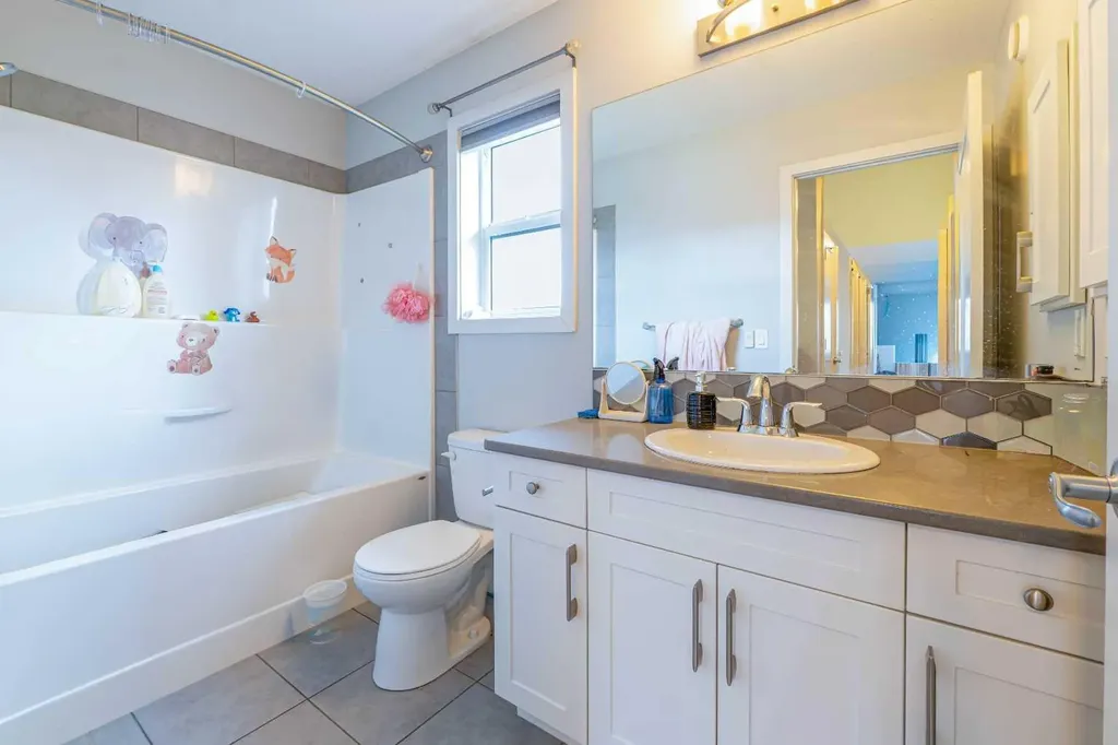 75 Ravensmoor Manor SE Airdrie AB T4A 0J7