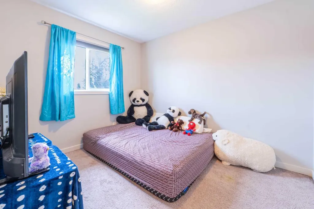 75 Ravensmoor Manor SE Airdrie AB T4A 0J7