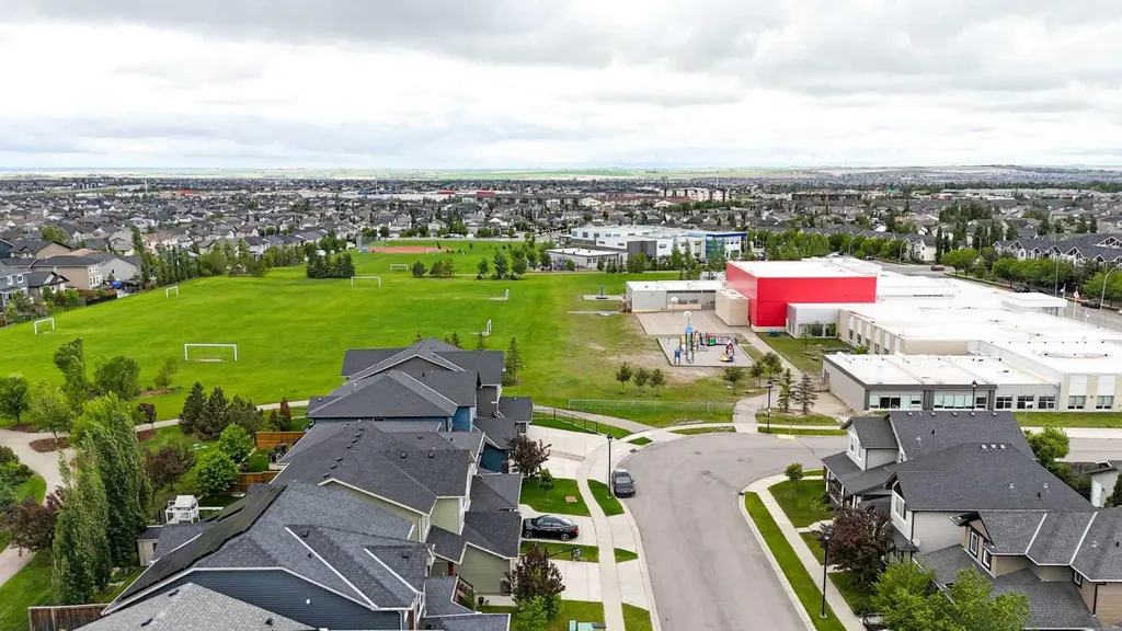 75 Ravensmoor Manor SE Airdrie AB T4A 0J7