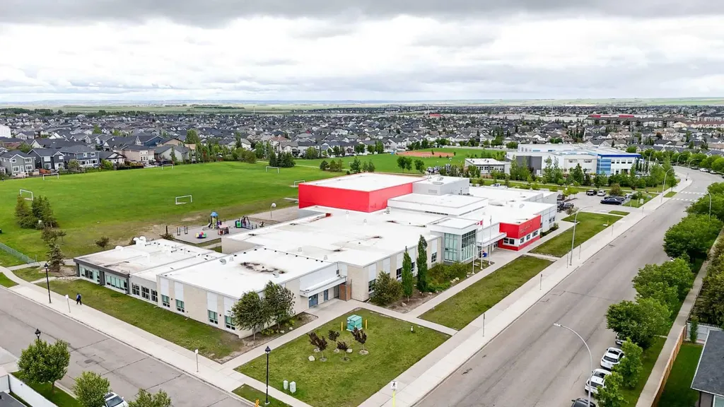 75 Ravensmoor Manor SE Airdrie AB T4A 0J7