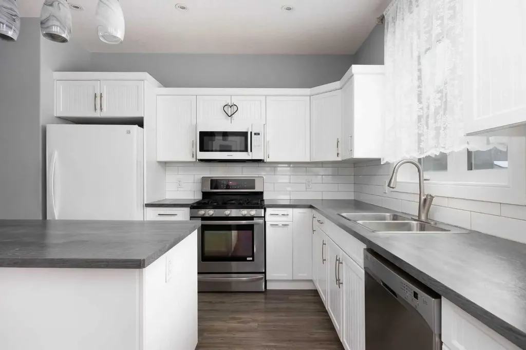 7423 Railway Avenue Fort Mcmurray AB T9H 1B6