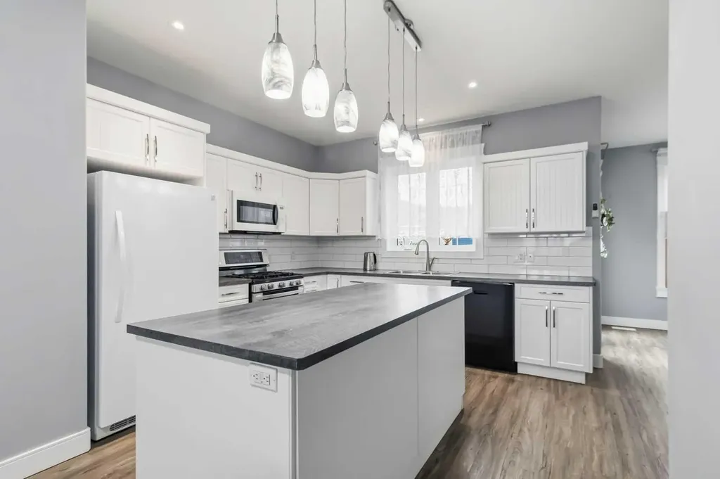 7423 Railway Avenue Fort Mcmurray AB T9H 1B6