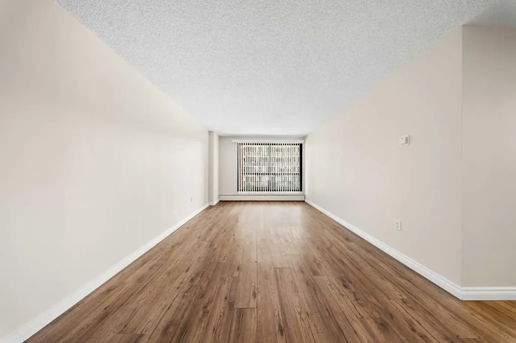 718 12 Avenue SW Calgary AB T2R 0H7