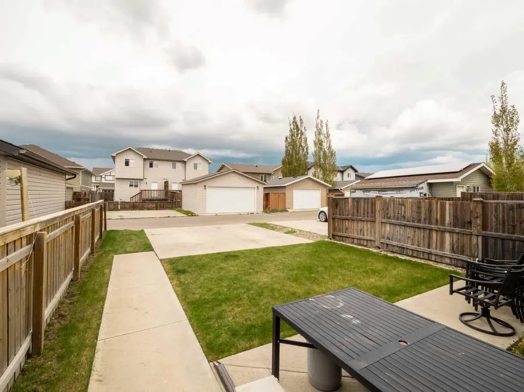 825 Silkstone Close W Lethbridge AB T1J 5C6