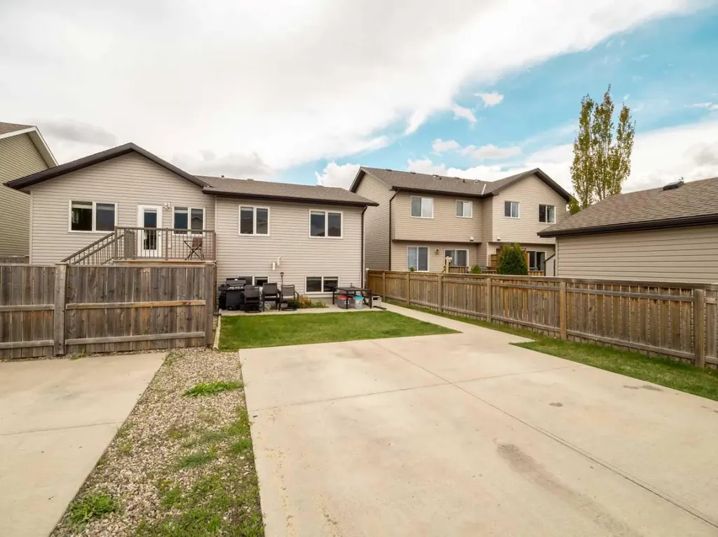 825 Silkstone Close W Lethbridge AB T1J 5C6