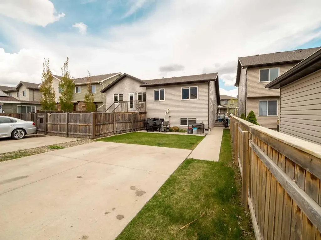 825 Silkstone Close W Lethbridge AB T1J 5C6