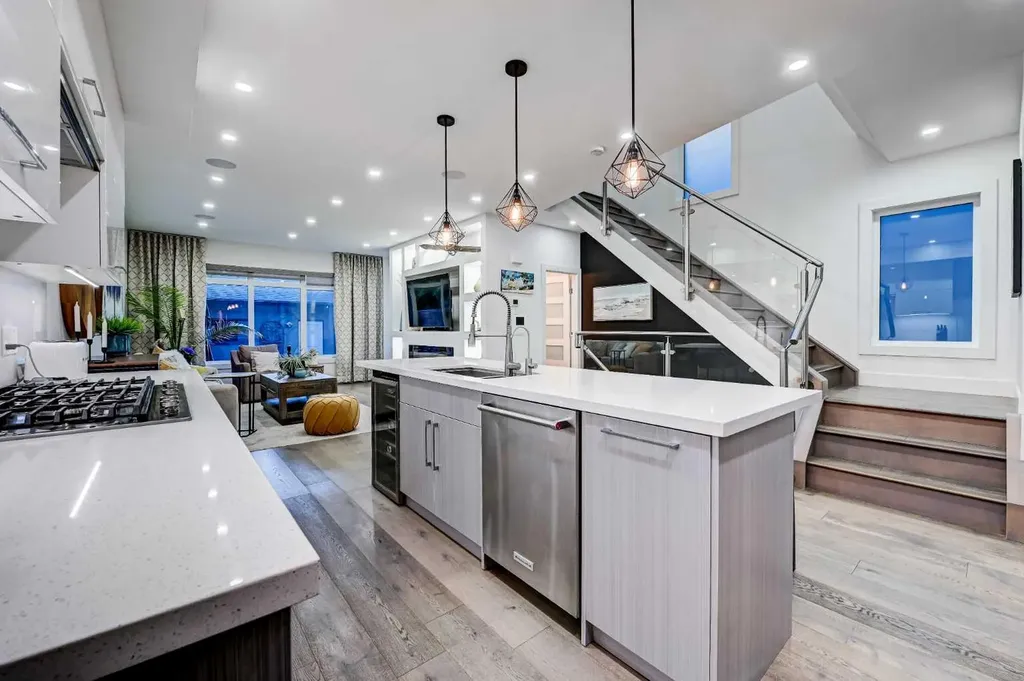 619 36 Street SW Calgary AB T3C 1R1