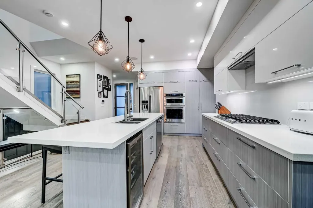 619 36 Street SW Calgary AB T3C 1R1