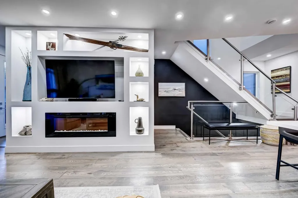 619 36 Street SW Calgary AB T3C 1R1