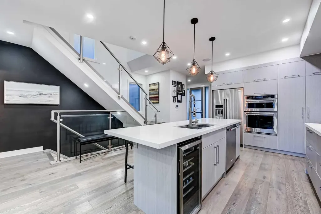 619 36 Street SW Calgary AB T3C 1R1