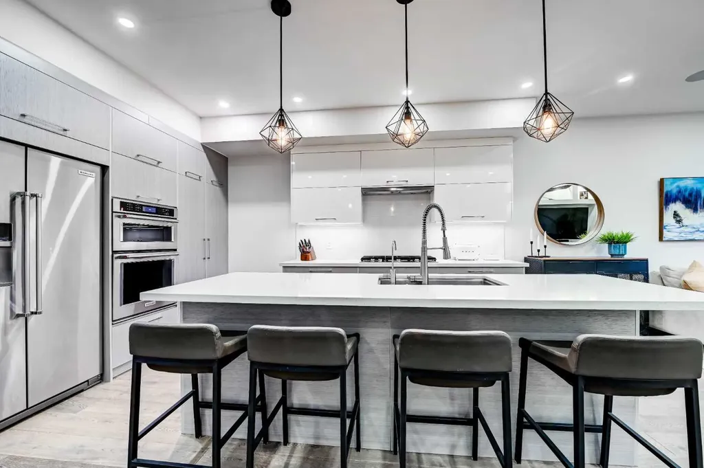 619 36 Street SW Calgary AB T3C 1R1