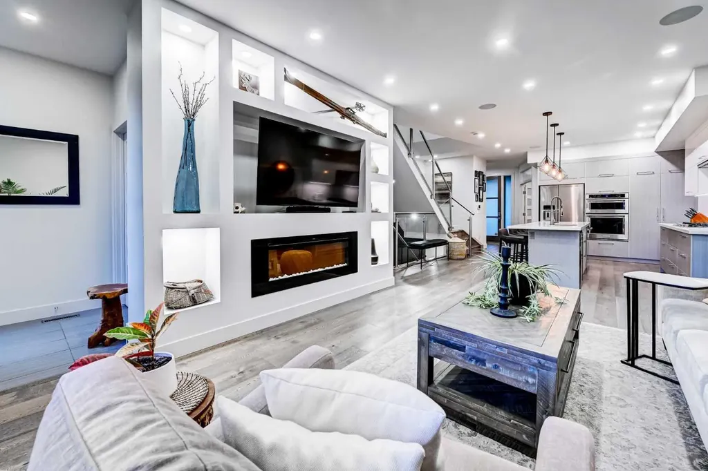 619 36 Street SW Calgary AB T3C 1R1