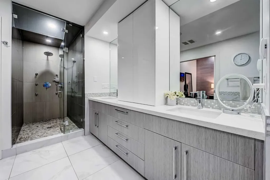 619 36 Street SW Calgary AB T3C 1R1